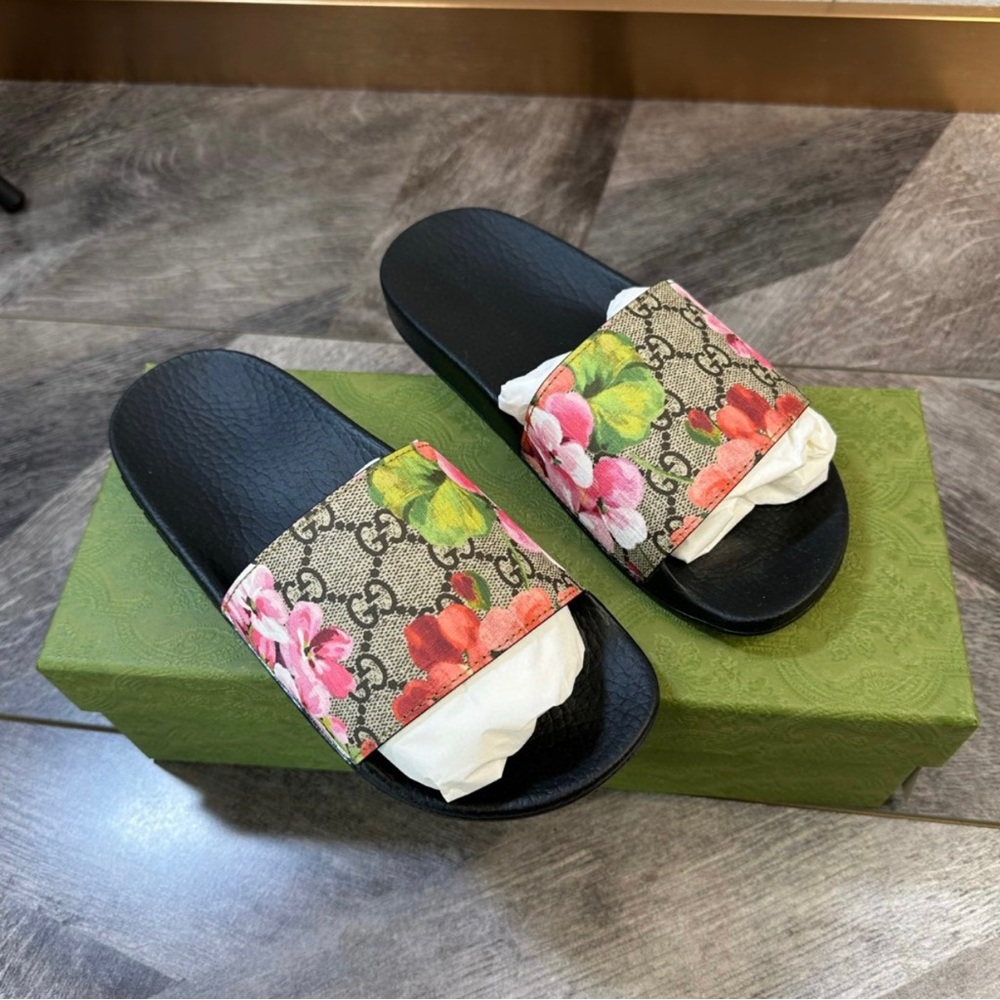 Gucci Black and Pink Sandals with Botanical Flair